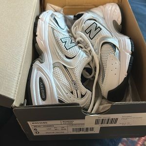 New Balance sneakers women’s size 8 US NWT